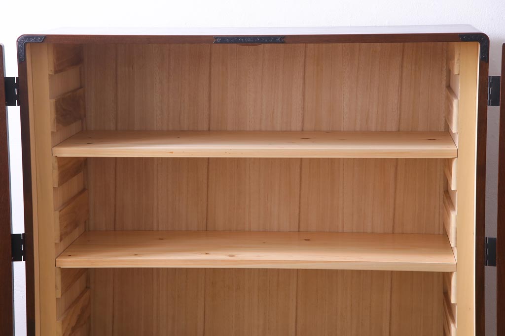 中古　国産　民芸箪笥　観音開き戸　貫録のある上質なつくりの脚付き収納棚(衣装箪笥)