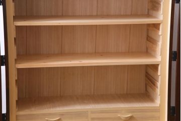 中古　国産　民芸箪笥　観音開き戸　貫録のある上質なつくりの脚付き収納棚(衣装箪笥)