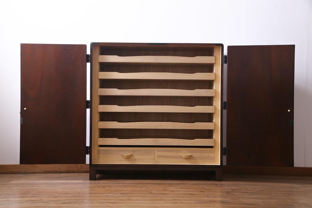 中古　国産　民芸箪笥　観音開き戸　貫録のある上質なつくりの脚付き収納棚(衣装箪笥)