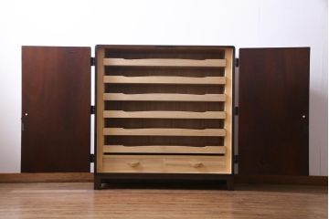 中古　国産　民芸箪笥　観音開き戸　貫録のある上質なつくりの脚付き収納棚(衣装箪笥)