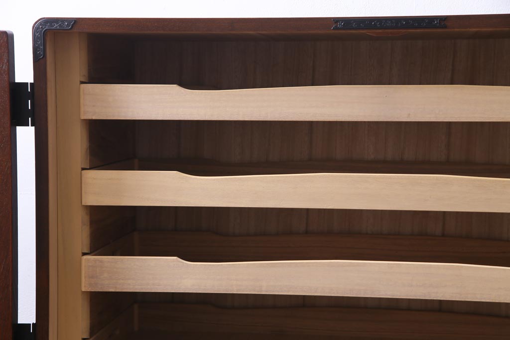 中古　国産　民芸箪笥　観音開き戸　貫録のある上質なつくりの脚付き収納棚(衣装箪笥)