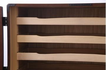 中古　国産　民芸箪笥　観音開き戸　貫録のある上質なつくりの脚付き収納棚(衣装箪笥)