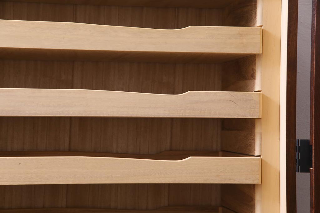 中古　国産　民芸箪笥　観音開き戸　貫録のある上質なつくりの脚付き収納棚(衣装箪笥)