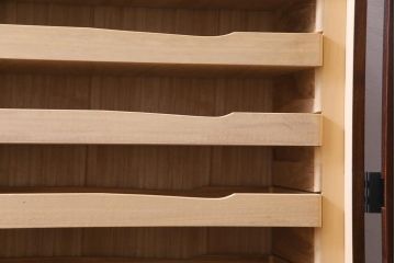 中古　国産　民芸箪笥　観音開き戸　貫録のある上質なつくりの脚付き収納棚(衣装箪笥)