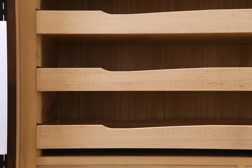 中古　国産　民芸箪笥　観音開き戸　貫録のある上質なつくりの脚付き収納棚(衣装箪笥)