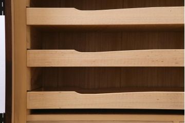 中古　国産　民芸箪笥　観音開き戸　貫録のある上質なつくりの脚付き収納棚(衣装箪笥)