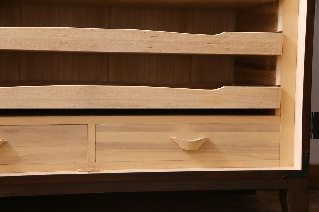 中古　国産　民芸箪笥　観音開き戸　貫録のある上質なつくりの脚付き収納棚(衣装箪笥)