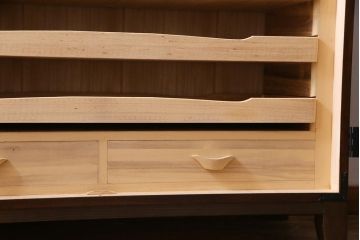 中古　国産　民芸箪笥　観音開き戸　貫録のある上質なつくりの脚付き収納棚(衣装箪笥)