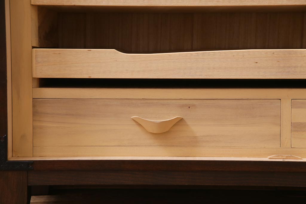 中古　国産　民芸箪笥　観音開き戸　貫録のある上質なつくりの脚付き収納棚(衣装箪笥)