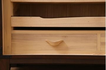 中古　国産　民芸箪笥　観音開き戸　貫録のある上質なつくりの脚付き収納棚(衣装箪笥)