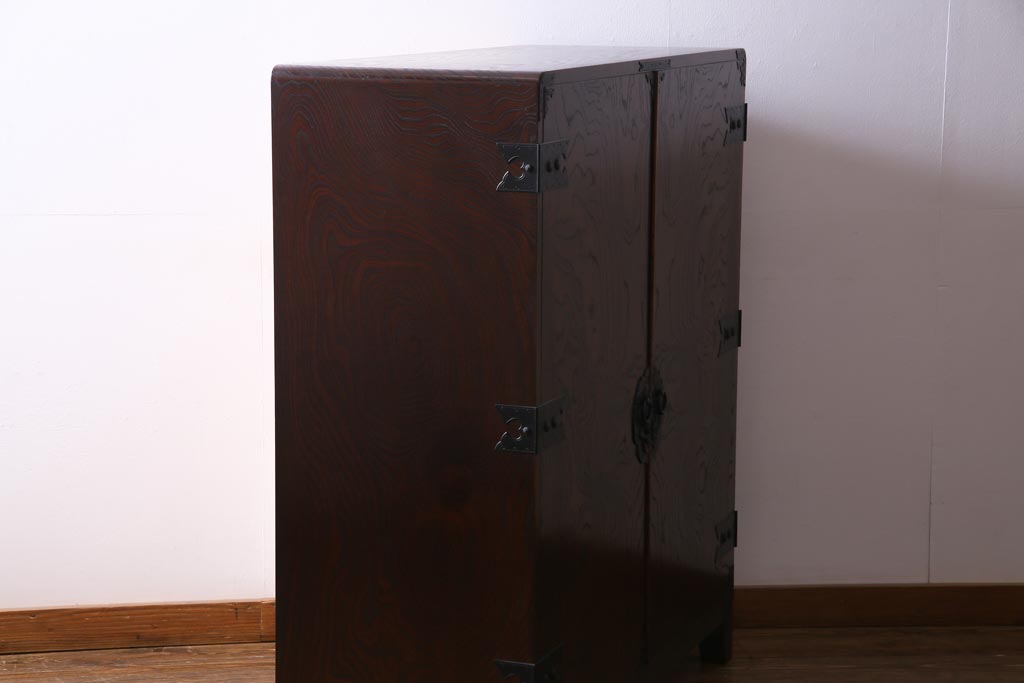 中古　国産　民芸箪笥　観音開き戸　貫録のある上質なつくりの脚付き収納棚(衣装箪笥)