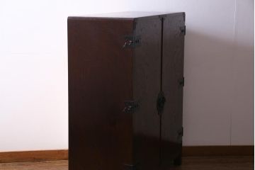 中古　国産　民芸箪笥　観音開き戸　貫録のある上質なつくりの脚付き収納棚(衣装箪笥)