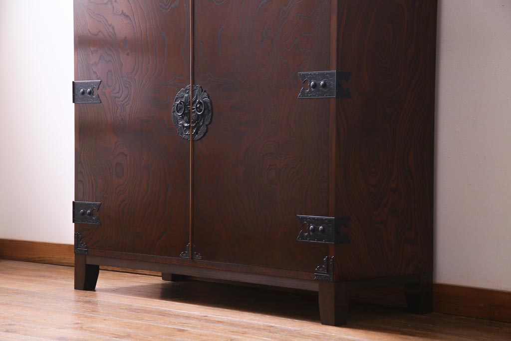 中古　国産　民芸箪笥　観音開き戸　貫録のある上質なつくりの脚付き収納棚(衣装箪笥)