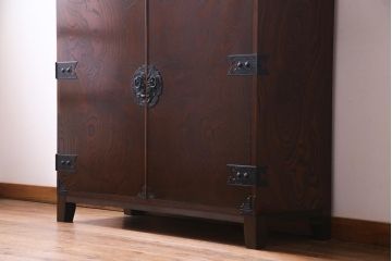 中古　国産　民芸箪笥　観音開き戸　貫録のある上質なつくりの脚付き収納棚(衣装箪笥)