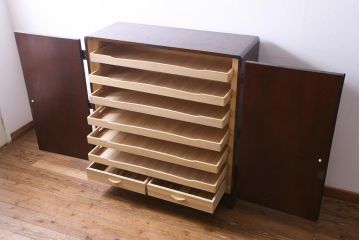 中古　国産　民芸箪笥　観音開き戸　貫録のある上質なつくりの脚付き収納棚(衣装箪笥)