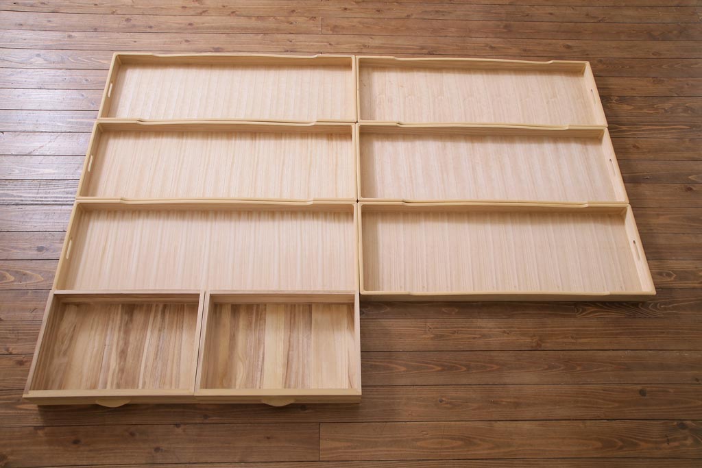 中古　国産　民芸箪笥　観音開き戸　貫録のある上質なつくりの脚付き収納棚(衣装箪笥)