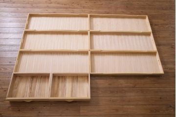 中古　国産　民芸箪笥　観音開き戸　貫録のある上質なつくりの脚付き収納棚(衣装箪笥)