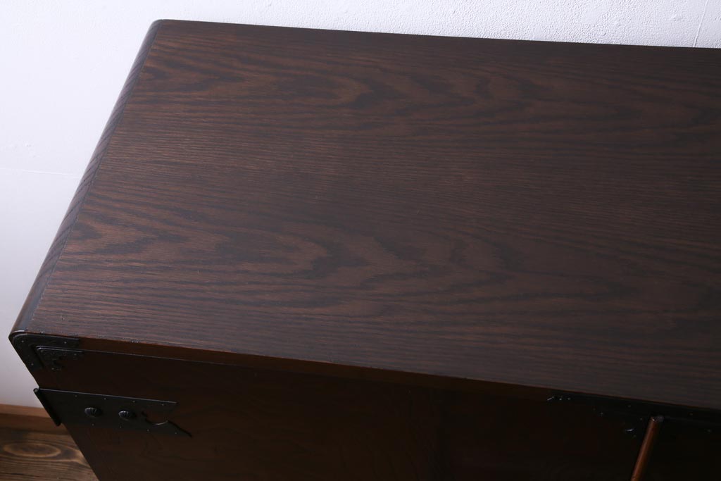 中古　国産　民芸箪笥　観音開き戸　貫録のある上質なつくりの脚付き収納棚(衣装箪笥)