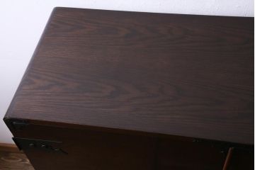 中古　国産　民芸箪笥　観音開き戸　貫録のある上質なつくりの脚付き収納棚(衣装箪笥)