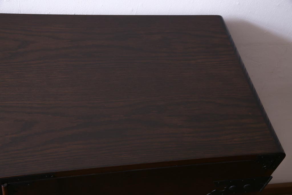 中古　国産　民芸箪笥　観音開き戸　貫録のある上質なつくりの脚付き収納棚(衣装箪笥)