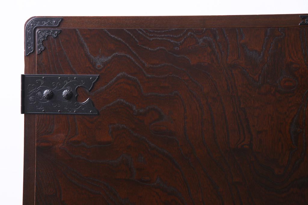 中古　国産　民芸箪笥　観音開き戸　貫録のある上質なつくりの脚付き収納棚(衣装箪笥)