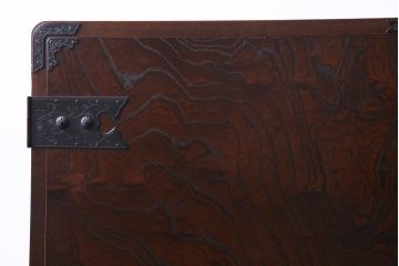 中古　国産　民芸箪笥　観音開き戸　貫録のある上質なつくりの脚付き収納棚(衣装箪笥)