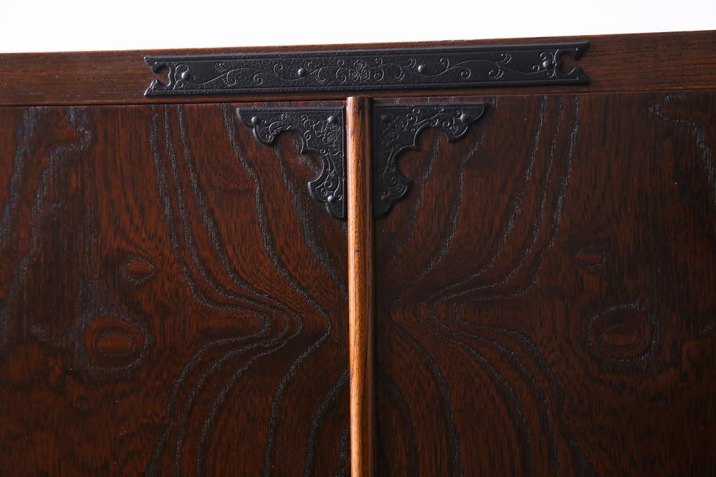 中古　国産　民芸箪笥　観音開き戸　貫録のある上質なつくりの脚付き収納棚(衣装箪笥)