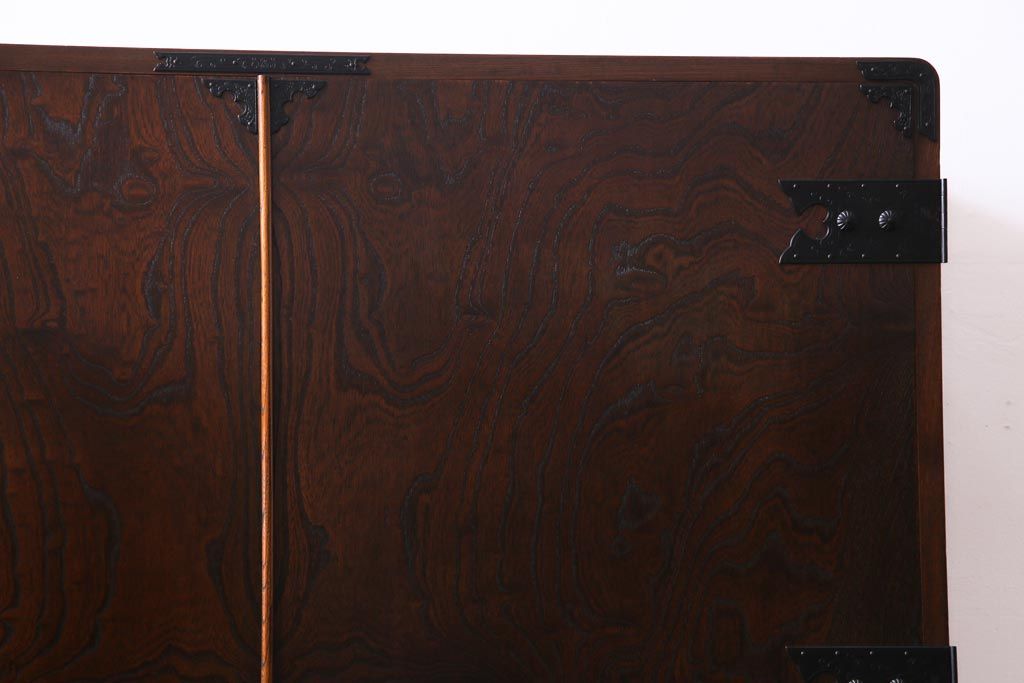 中古　国産　民芸箪笥　観音開き戸　貫録のある上質なつくりの脚付き収納棚(衣装箪笥)