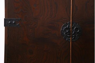 中古　国産　民芸箪笥　観音開き戸　貫録のある上質なつくりの脚付き収納棚(衣装箪笥)