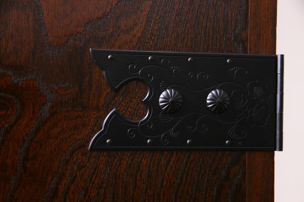 中古　国産　民芸箪笥　観音開き戸　貫録のある上質なつくりの脚付き収納棚(衣装箪笥)