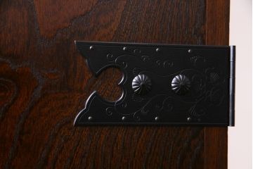 中古　国産　民芸箪笥　観音開き戸　貫録のある上質なつくりの脚付き収納棚(衣装箪笥)