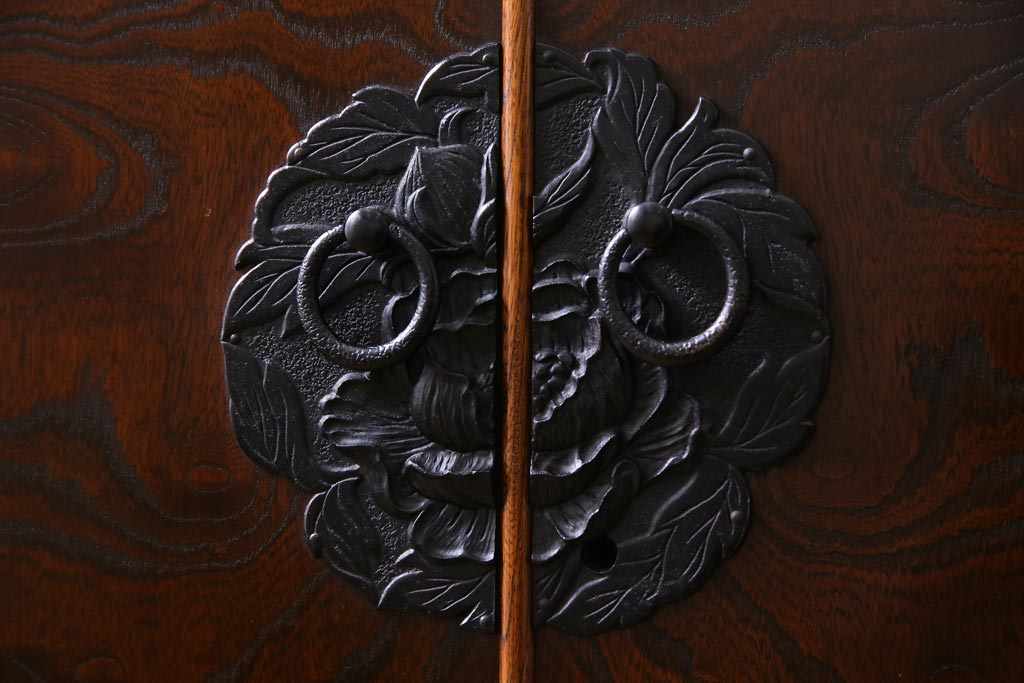 中古　国産　民芸箪笥　観音開き戸　貫録のある上質なつくりの脚付き収納棚(衣装箪笥)