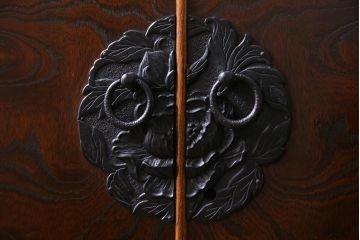 中古　国産　民芸箪笥　観音開き戸　貫録のある上質なつくりの脚付き収納棚(衣装箪笥)