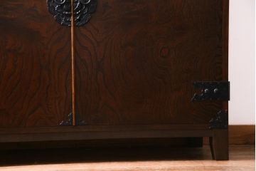 中古　国産　民芸箪笥　観音開き戸　貫録のある上質なつくりの脚付き収納棚(衣装箪笥)