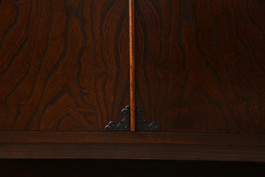 中古　国産　民芸箪笥　観音開き戸　貫録のある上質なつくりの脚付き収納棚(衣装箪笥)