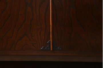 中古　国産　民芸箪笥　観音開き戸　貫録のある上質なつくりの脚付き収納棚(衣装箪笥)