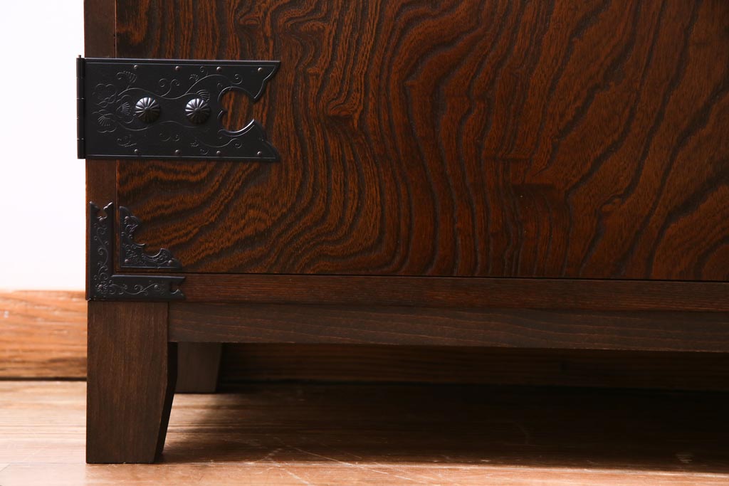 中古　国産　民芸箪笥　観音開き戸　貫録のある上質なつくりの脚付き収納棚(衣装箪笥)