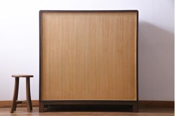 中古　国産　民芸箪笥　観音開き戸　貫録のある上質なつくりの脚付き収納棚(衣装箪笥)