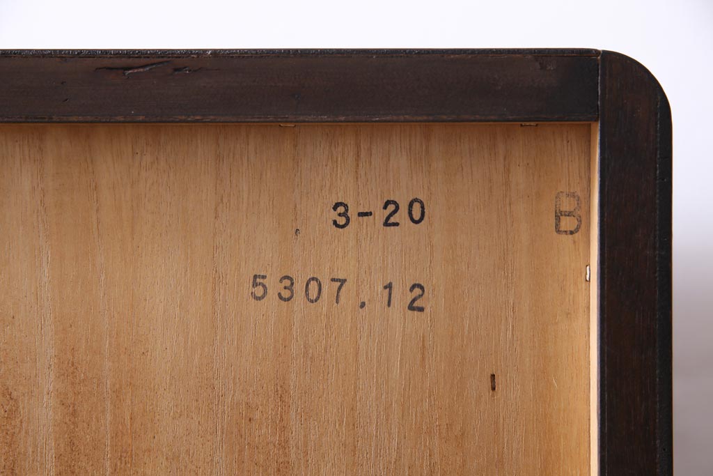 中古　国産　民芸箪笥　観音開き戸　貫録のある上質なつくりの脚付き収納棚(衣装箪笥)