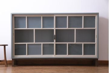 ペイント家具　モールガラス・すりガラス　淡い色合いが優しげな雰囲気醸し出すキャビネット(収納棚、サイドボード)