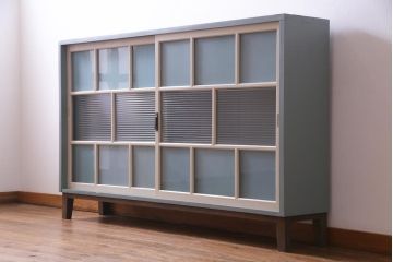 ペイント家具　モールガラス・すりガラス　淡い色合いが優しげな雰囲気醸し出すキャビネット(収納棚、サイドボード)