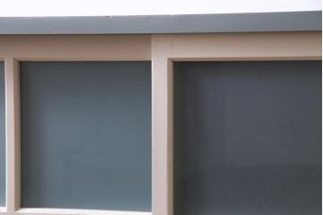 ペイント家具　モールガラス・すりガラス　淡い色合いが優しげな雰囲気醸し出すキャビネット(収納棚、サイドボード)