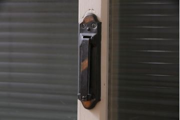 ペイント家具　モールガラス・すりガラス　淡い色合いが優しげな雰囲気醸し出すキャビネット(収納棚、サイドボード)