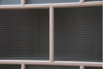 ペイント家具　モールガラス・すりガラス　淡い色合いが優しげな雰囲気醸し出すキャビネット(収納棚、サイドボード)