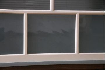 ペイント家具　モールガラス・すりガラス　淡い色合いが優しげな雰囲気醸し出すキャビネット(収納棚、サイドボード)
