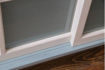 ペイント家具　モールガラス・すりガラス　淡い色合いが優しげな雰囲気醸し出すキャビネット(収納棚、サイドボード)