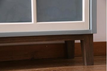 ペイント家具　モールガラス・すりガラス　淡い色合いが優しげな雰囲気醸し出すキャビネット(収納棚、サイドボード)