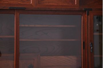 中古　伝統民芸　岩谷堂箪笥　菊幸　絶版品　61間茶棚　欅の杢目と金具が迫力のある茶棚(食器棚、収納棚)(定価約110万円)