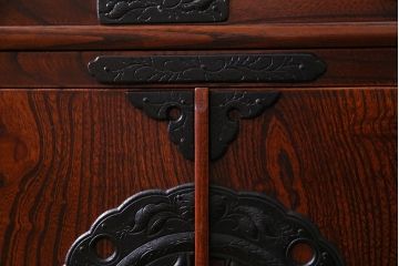 中古　伝統民芸　岩谷堂箪笥　菊幸　絶版品　61間茶棚　欅の杢目と金具が迫力のある茶棚(食器棚、収納棚)(定価約110万円)