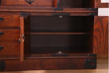 中古　伝統民芸　岩谷堂箪笥　菊幸　絶版品　61間茶棚　欅の杢目と金具が迫力のある茶棚(食器棚、収納棚)(定価約110万円)